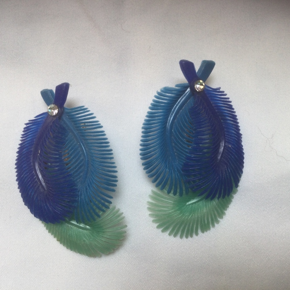 Vintage plastic feather clip on earrings-blue green